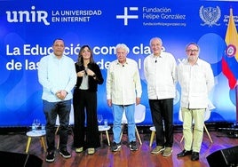 Felipe González (centro) y Óscar Naranjo (segundo por la derecha), junto a Manuel Herrera (a la derecha en la imagen).