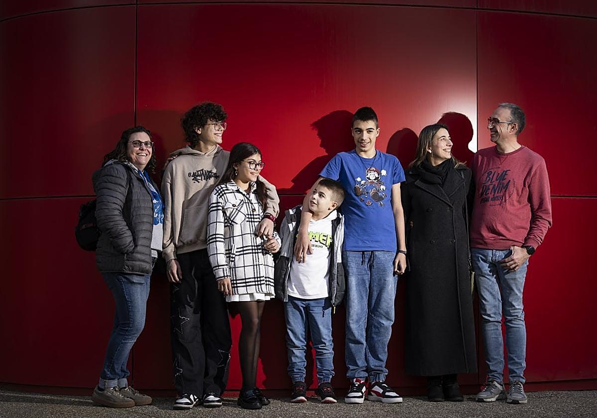 De izquierda a derecha, Mayka con sus hijos Álex y María; y Mario y Rubén, con sus padres María y Daniel.