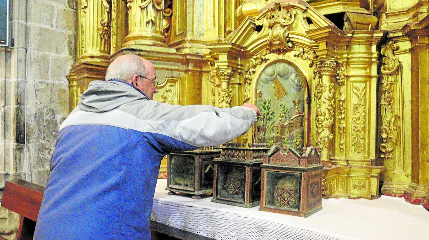 Javier Pangua coloca las cajas con los cráneos ubicadas a los pies de la imagen de la santa.