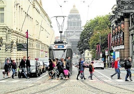 Tráfico en una calle céntrica de Bruselas.