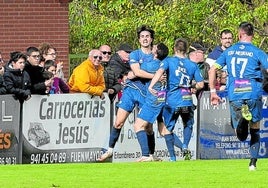 Los jugadores del Anguiano celebran con Barace un gol ante la UDL.