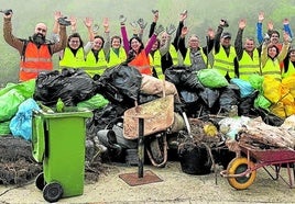 Los voluntarios posan al final de la jornada con todos los residuos extraídos.