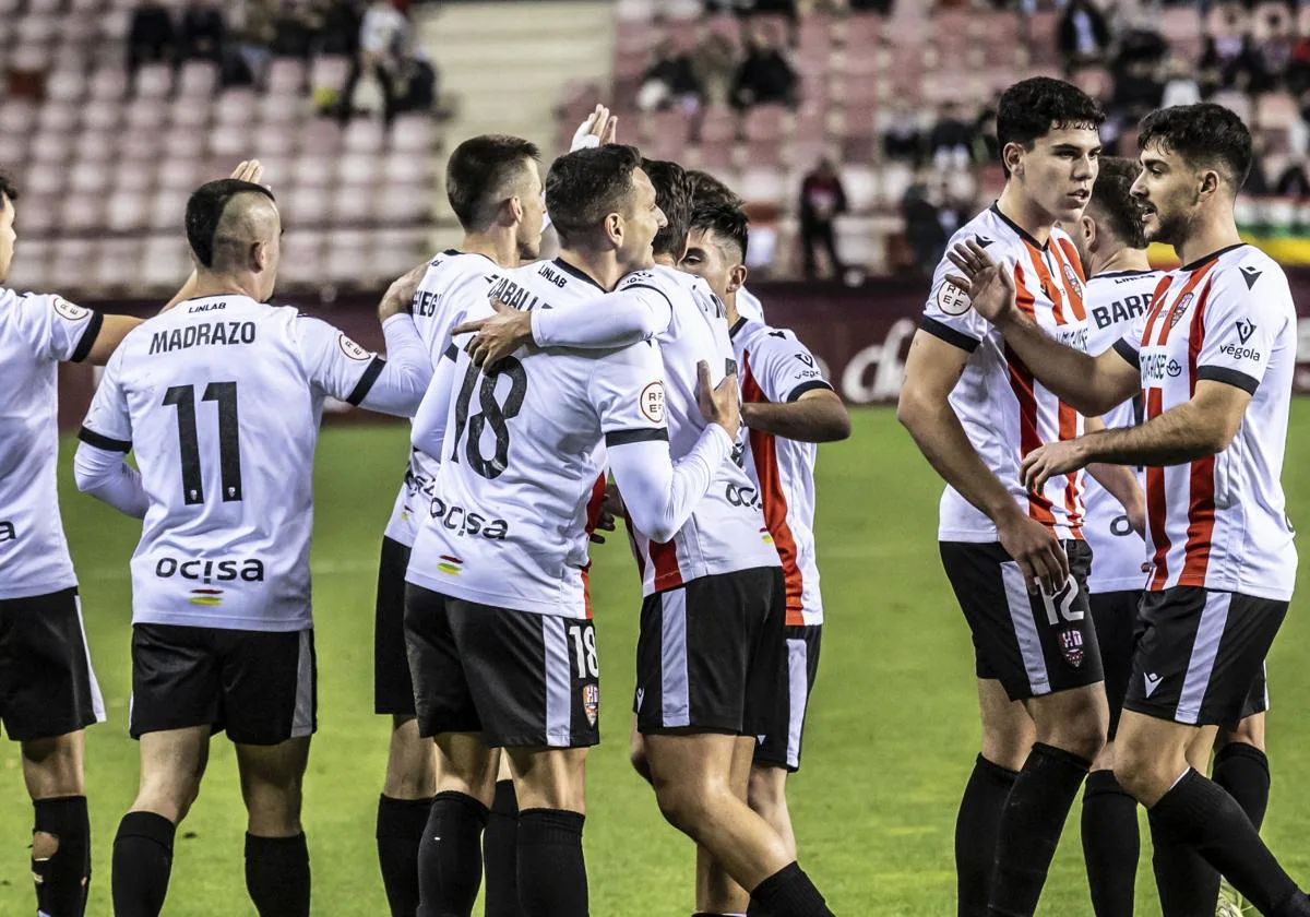 Los jugadores de la UD Logroé celebran su segundo gol, el que anotó Antonio Caballero.