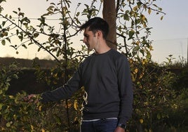 Víctor Justa, con sus frutales en el Valle del Iregua.