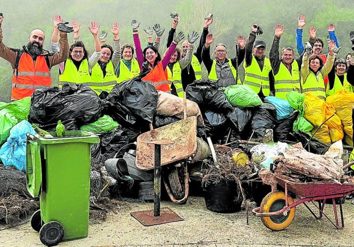 Los voluntarios posan al final de la jornada con todos los residuos extraídos.