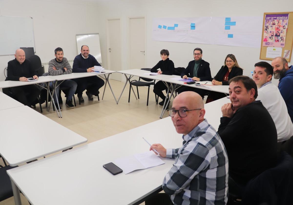 Representantes de Aiccor, del Ayuntamiento y de los sindicatos UGT y CCOO compartieron ayer una segunda reunión de análisis del sector.