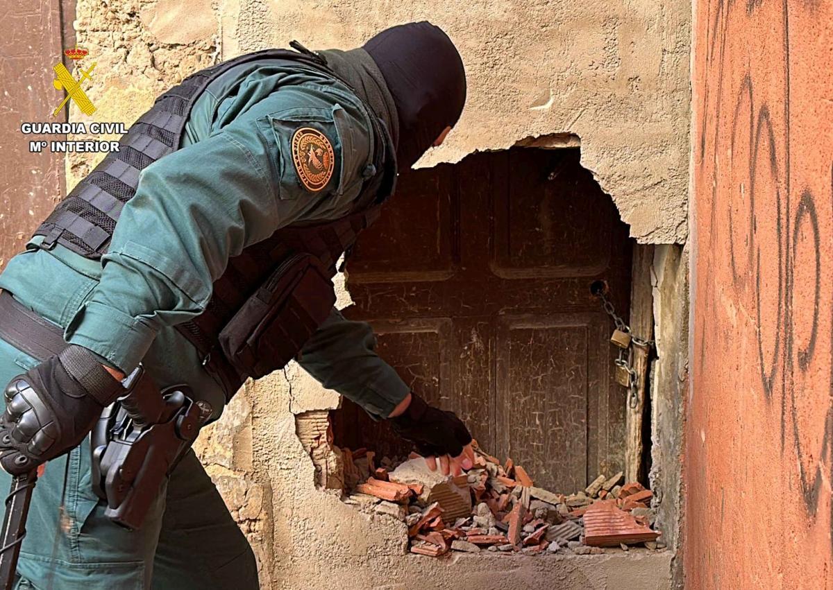 Imagen secundaria 1 - La Guardia Civil detiene a cuatro personas por tráfico de drogas en Calahorra