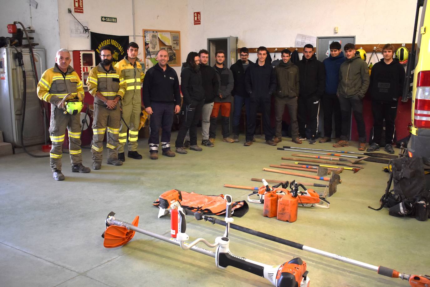 Los alumnos de FP de forestales aprenden en el terreno a combatir las llamas