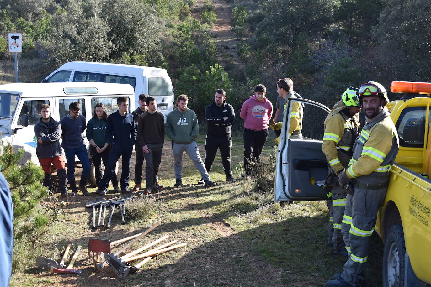 Los alumnos de FP de forestales aprenden en el terreno a combatir las llamas