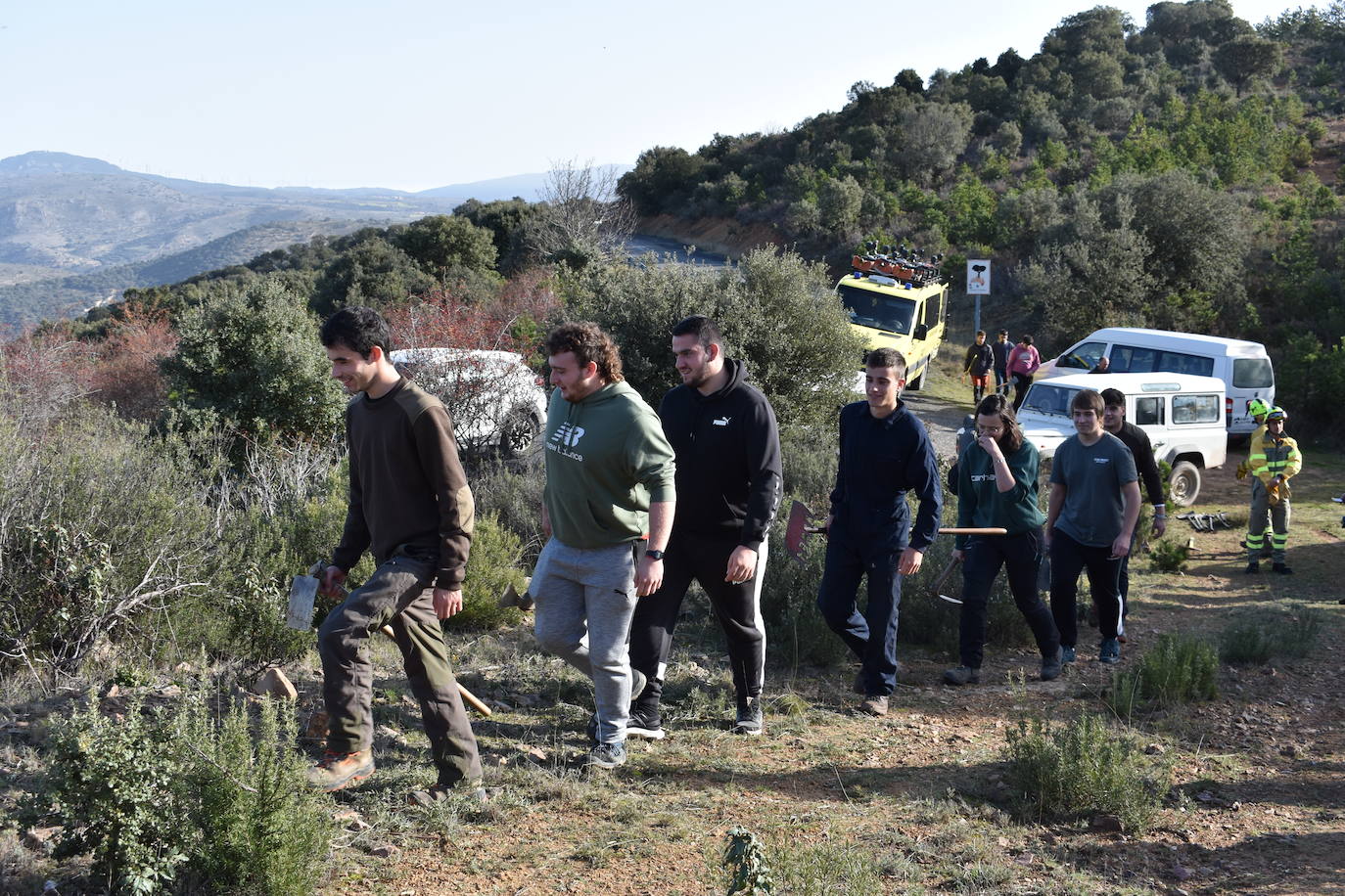 Los alumnos de FP de forestales aprenden en el terreno a combatir las llamas