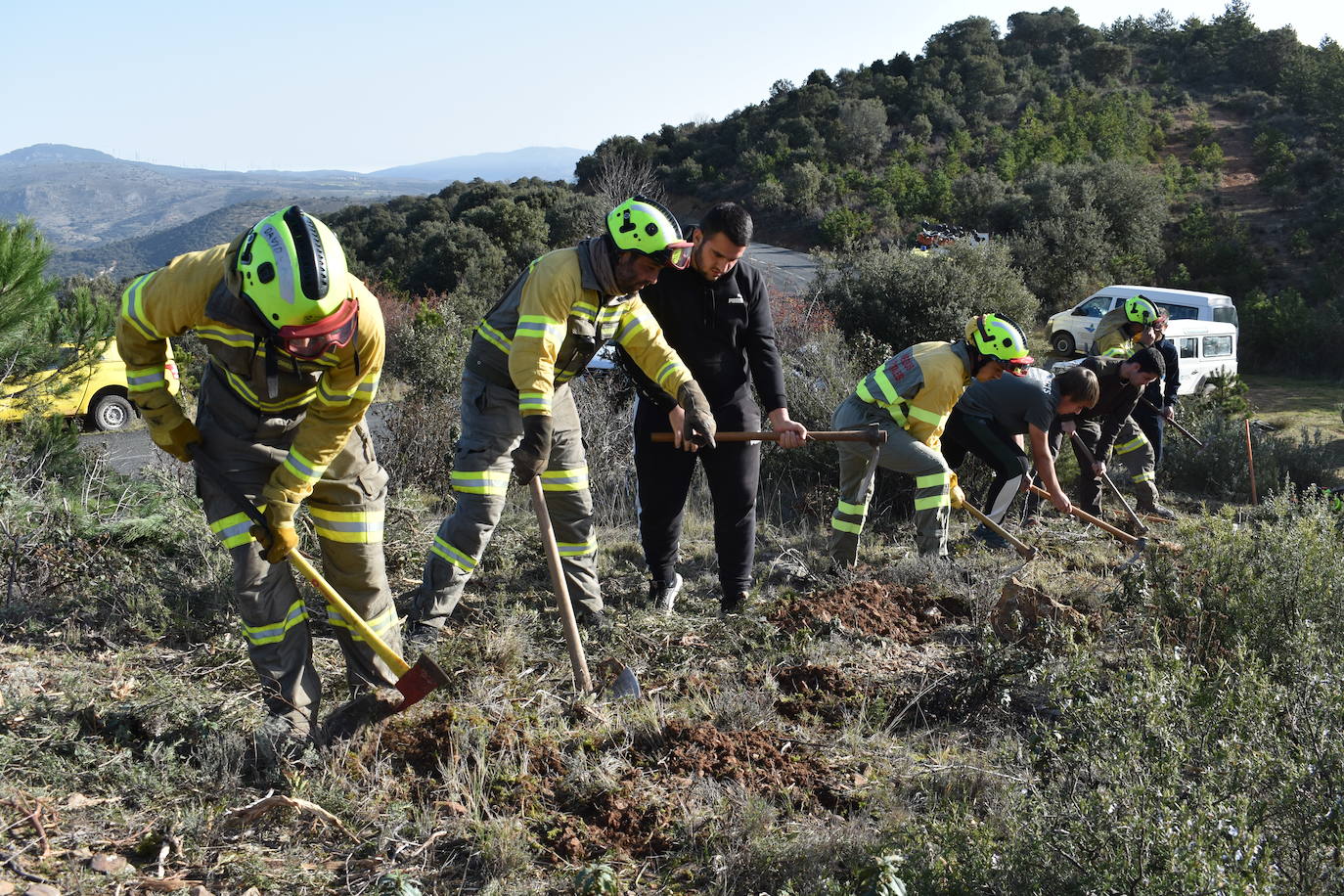 Los alumnos de FP de forestales aprenden en el terreno a combatir las llamas