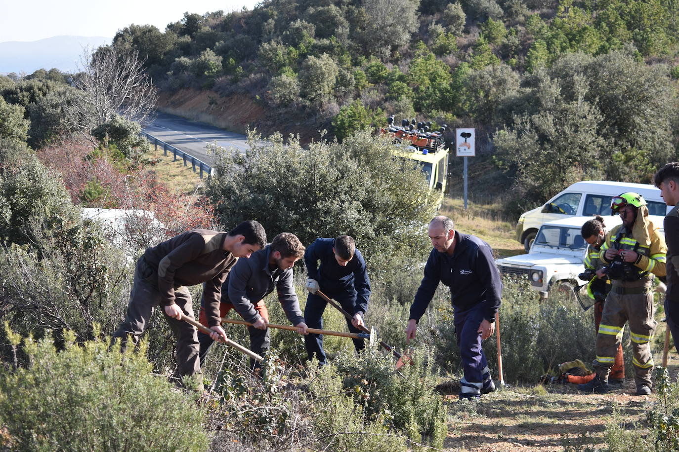 Los alumnos de FP de forestales aprenden en el terreno a combatir las llamas