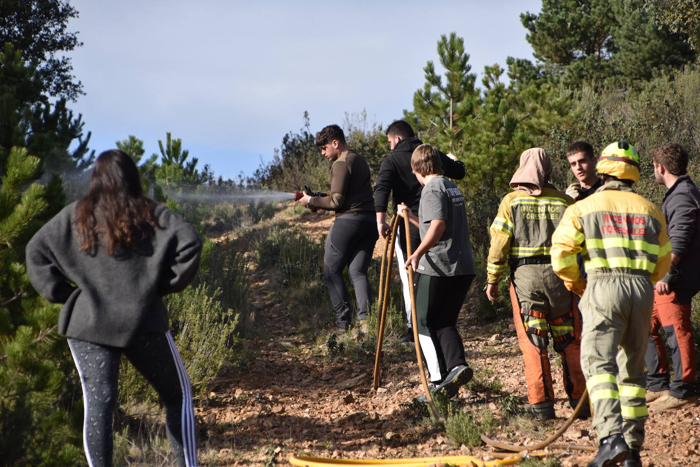 Los alumnos de FP de forestales aprenden en el terreno a combatir las llamas