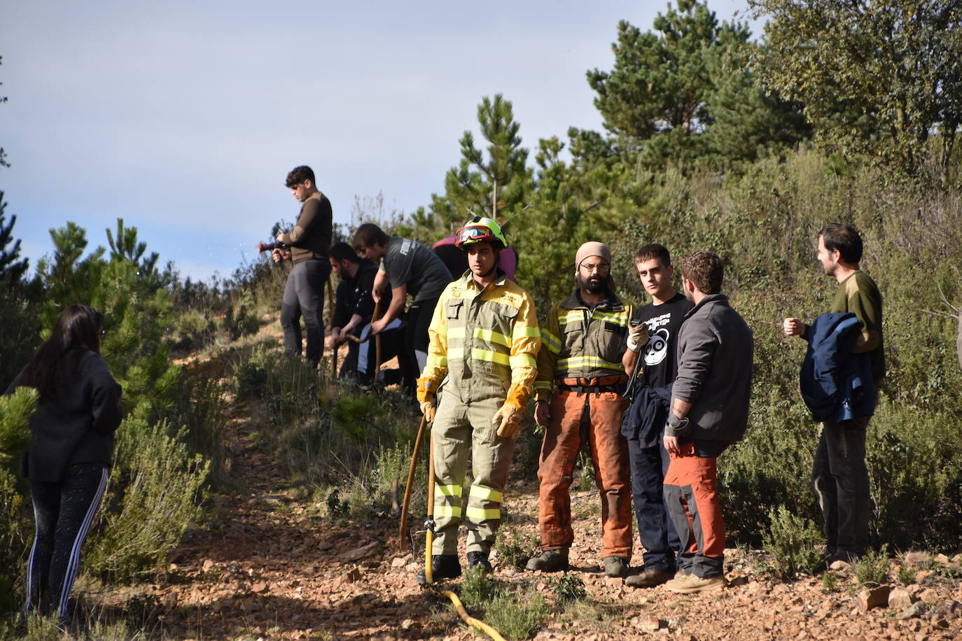 Los alumnos de FP de forestales aprenden en el terreno a combatir las llamas