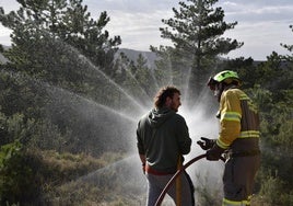 Un alumno sigue las instrucciones de un bombero forestal del retén de Cornago