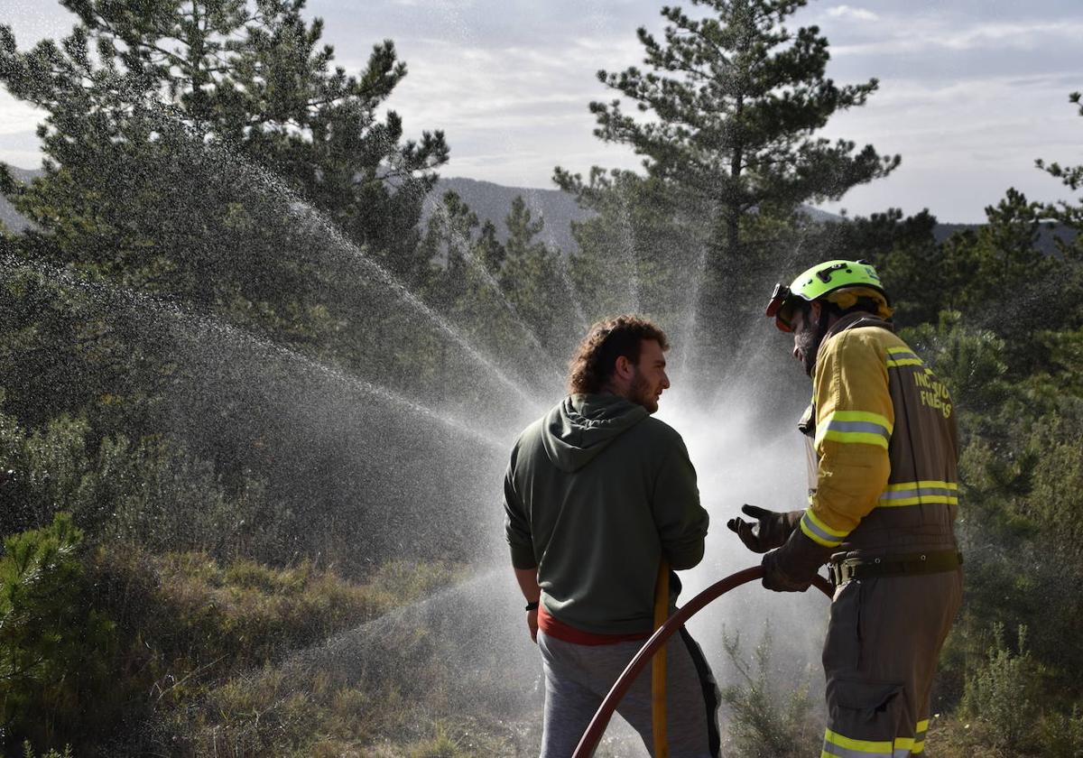 Los alumnos de FP de forestales aprenden en el terreno a combatir las llamas