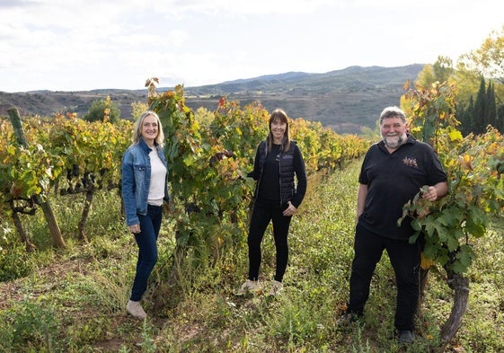 Elena Corzana, Pilar Torrecilla y Juan Carlos Sancha en un viñedo de maturana tinta.