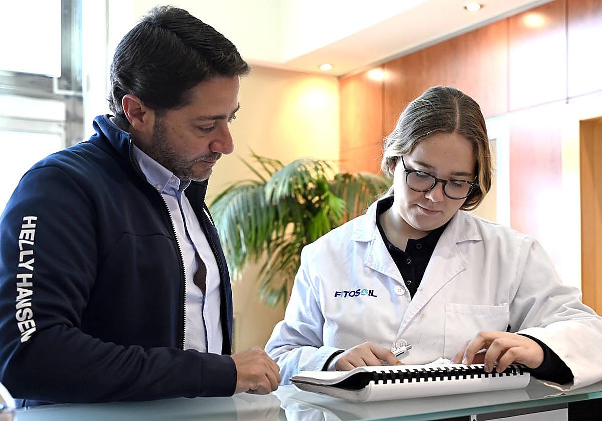 Una joven trabajadora con discapacidad intelectual.