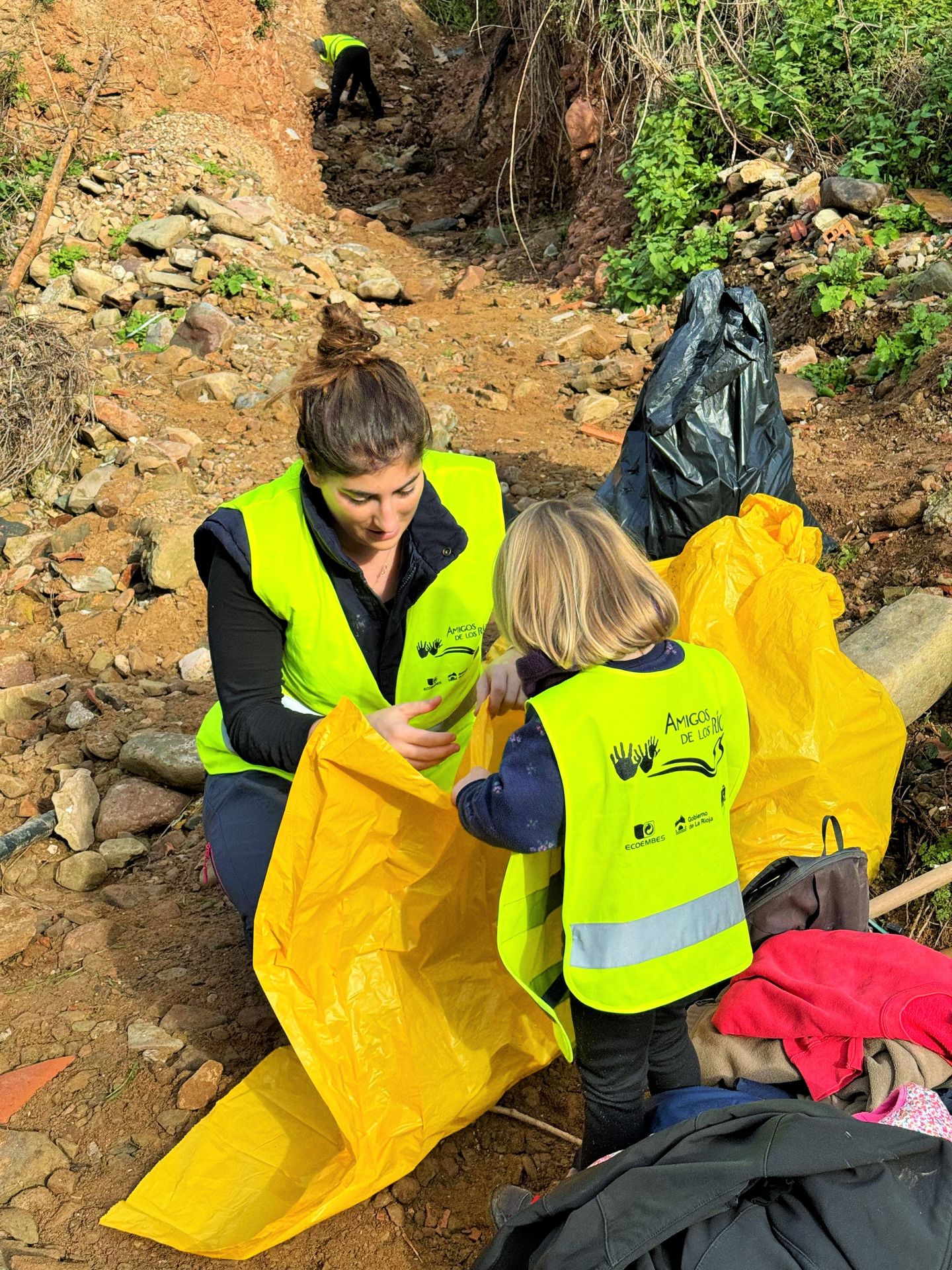 &#039;Amigos de los ríos&#039; limpia el barranco de Santa Engracia