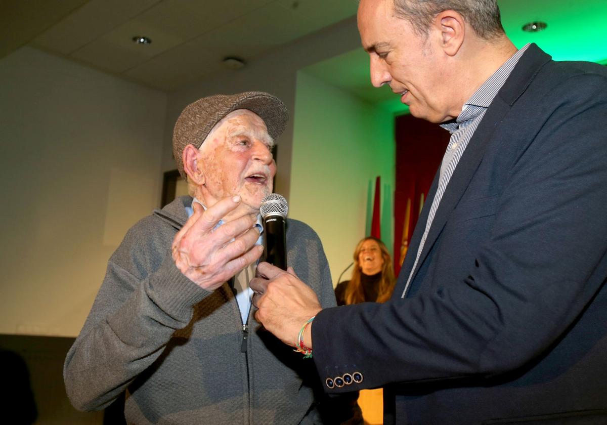 Ricardo Fernández, Premio Homenaje, habla con el periodista de Diario LA RIOJA, Toño del Río.