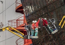 Trabajadores limpia cristales en el Museo Würth La Rioja.