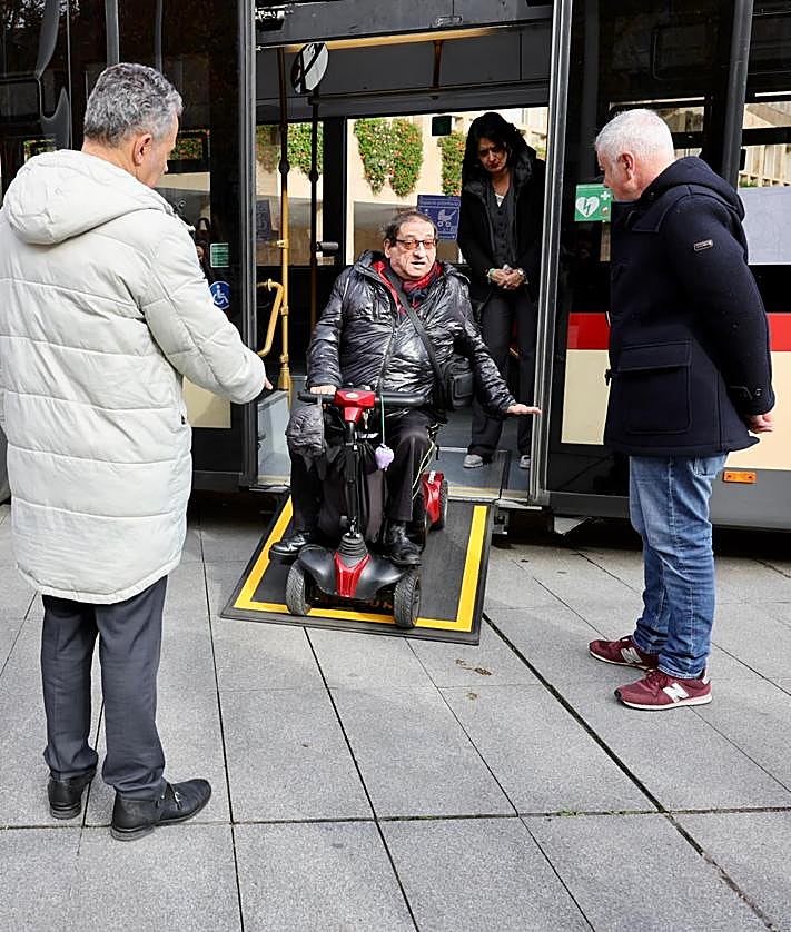 Imagen secundaria 2 - Los autobuses urbanos incorporan nuevas señales sobre la prioridad de las plazas para sillas de ruedas