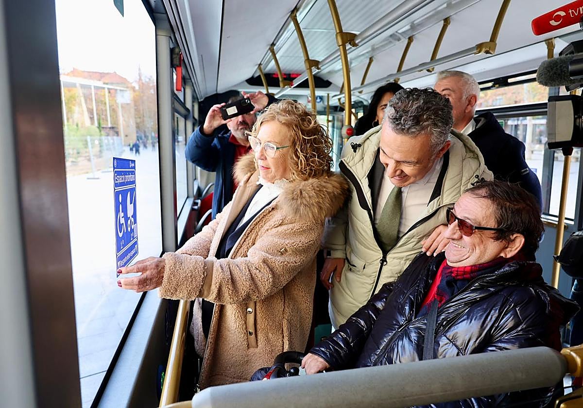 Imagen principal - Los autobuses urbanos incorporan nuevas señales sobre la prioridad de las plazas para sillas de ruedas