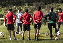 Sergio Rodríguez charla con sus jugadores durante un entrenamiento de la UD Logroñés en la ciudad deportiva
