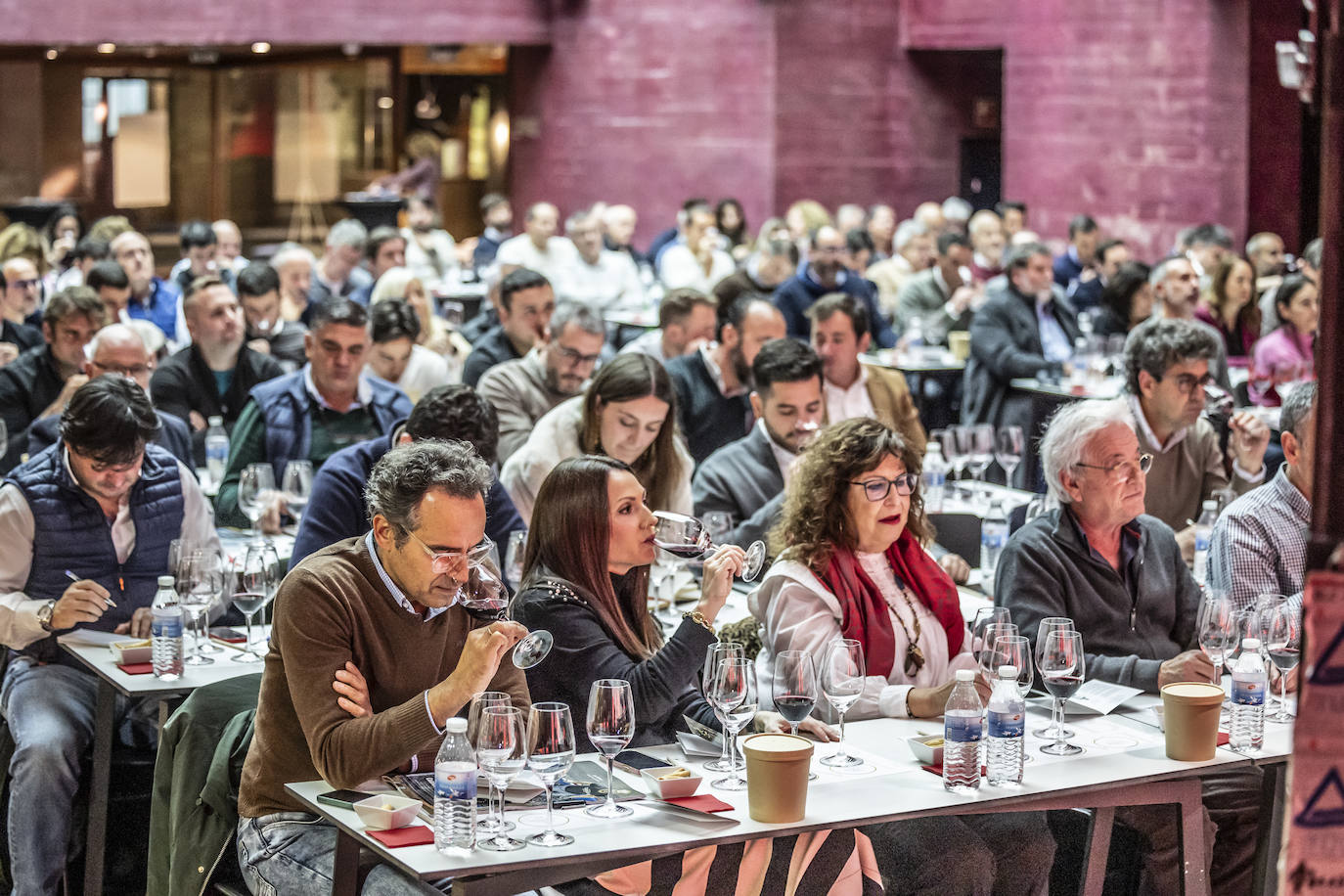 La cata con repóquer de vinos y de bodegueros, en imágenes