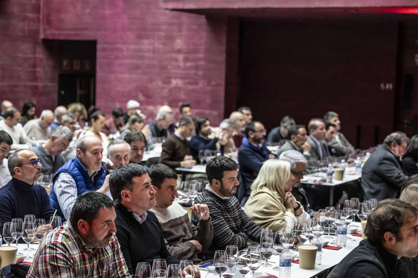 La cata con repóquer de vinos y de bodegueros, en imágenes