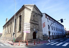 La iglesia, actualmente centro cívico, junto al convento que tras su demolición la dejará exenta en la confluencia de Madre de Dios con La Ribera.