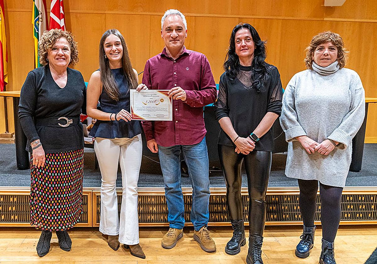 Ainhoa Echazarreta, segunda por la izquierda, en la entrega de premios en la UR.