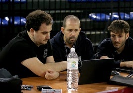 El cuerpo técnico del Clavijo, analizando unos datos en el ordenador durante un entrenamiento.