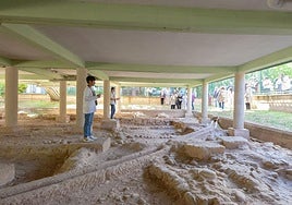 Restos arqueologicos situados bajo el CEIP Vareia, enuna visita guiada por los propios alumnos del centro educativo.