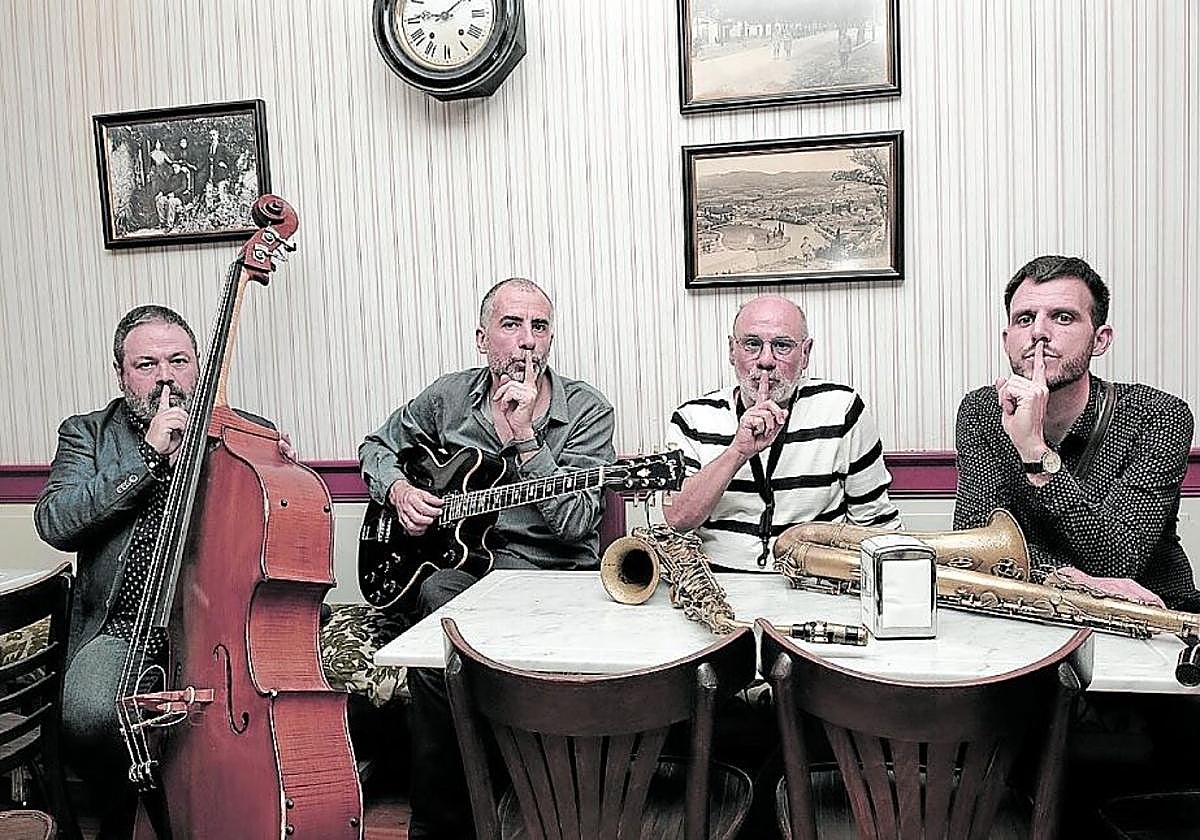 El contrabajista Marcelo Escrich y el resto de Silent Quartet.