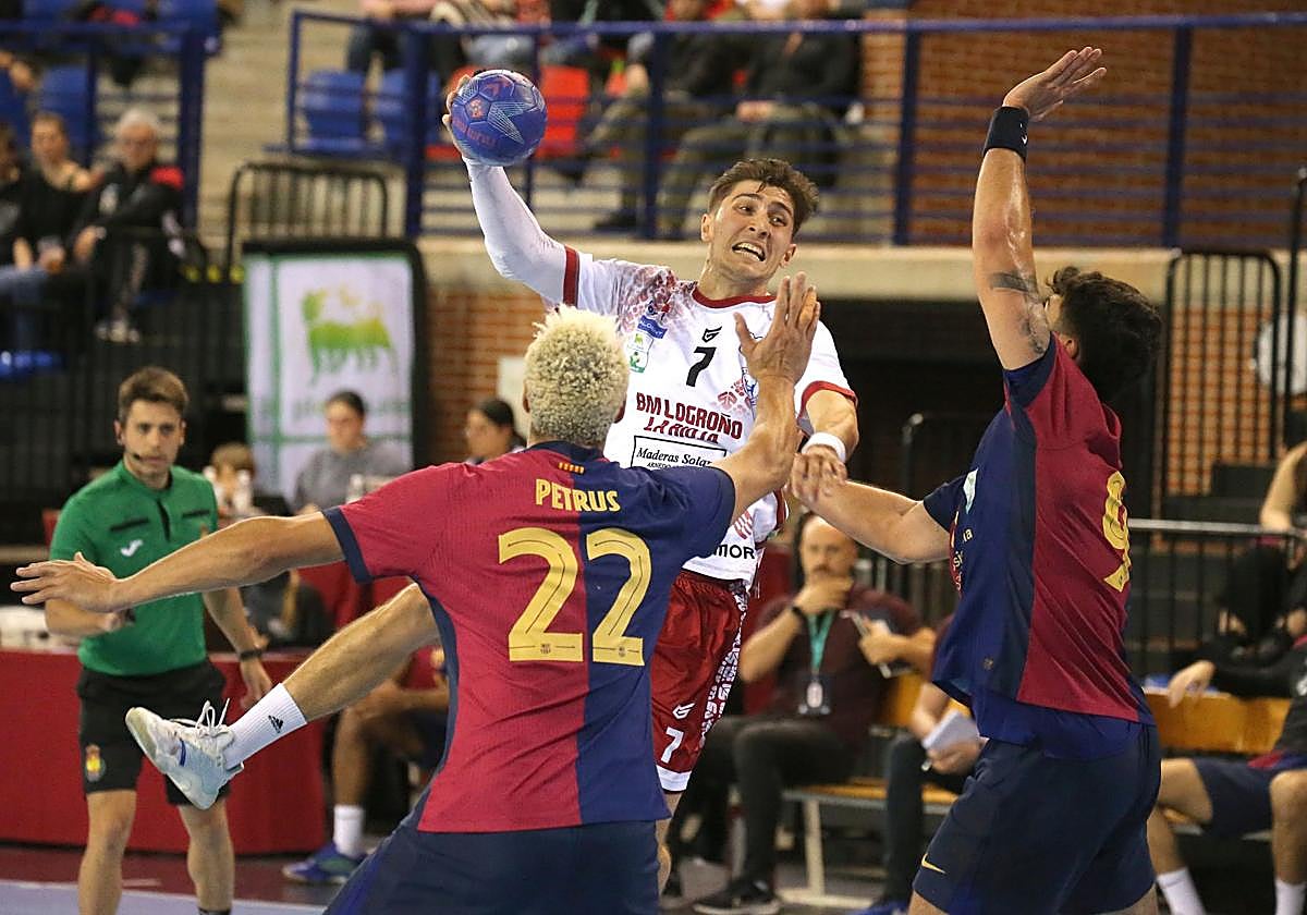 Álvaro Preciado intenta lanzar ante los exfranjivino Thiagus Petrus y Javi Rodríguez.