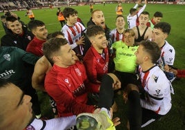 Los jugadores de la UDL celebran manteando a Pol Arnau, héroe de la eliminatoria, el pase copero ante el Girona.