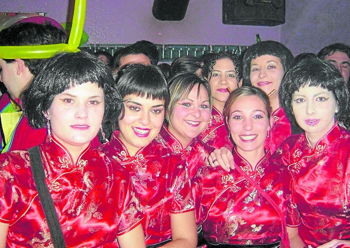 Imagen secundaria 1 - Durante las fiestas de San Juan y San Pedro era común que Carlos (en el centro) sacase la manguera y se pusiera a refrescar al personal. Abajo, sirviendo una copa en los inicios de su carrera y un grupo de amigas disfradas en una Nochevieja.