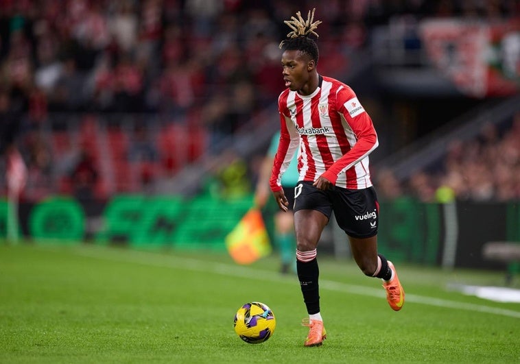 Nico Williams, estrella del Athletic, conduce el balón en un partido en San Mamés.