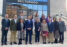 Foto de familia del nuevo equipo rectoral de la Universidad de La Rioja, presentado este lunes.