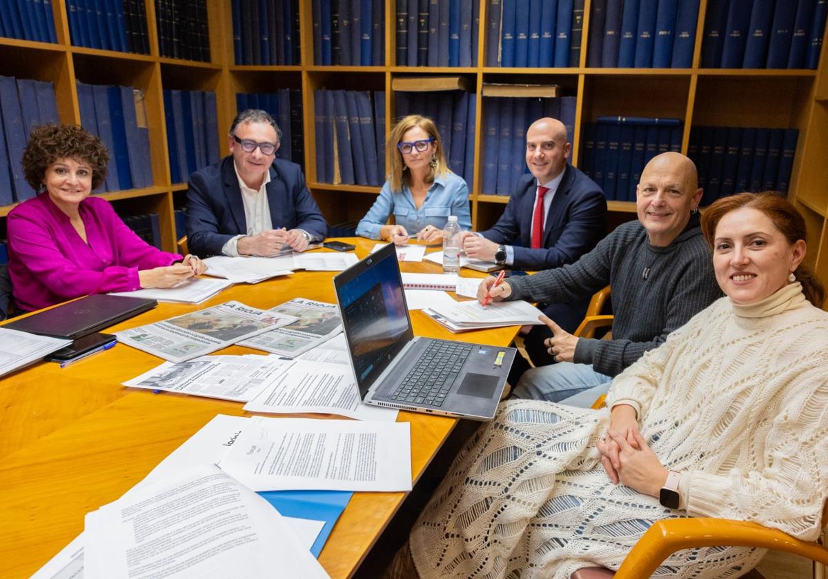 Celia Sanz, Luis Pérez, Estrella Domínguez, Javier Martínez, Roberto González Lastra y Emma Juaneda, miembros del jurado de los Premios Compromiso Social, en su reunión de este martes en Diario LA RIOJA.