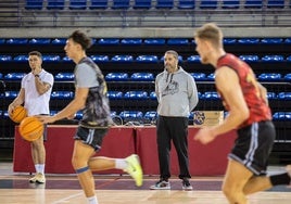 Jenaro Díaz dirige un entrenamiento en el Palacio de los Deportes antes de viajar a Sevilla.