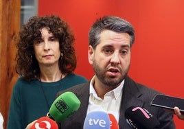 Javier García, con Lydia Rojas, tras el registro de su precandidatura