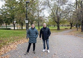 Rubén Vicente (vicepresidente de la asociación) y su padre, también vecino y socio, en el parque de San Antonio.