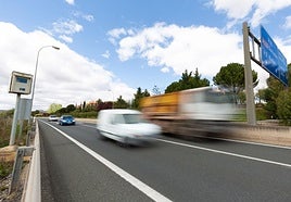 Radar fijo situado a la entrada de Logroño, en una zona con limitación a 80 km/h.