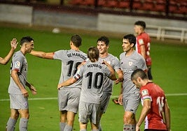 Muniain felicita a Morcilloa en Las Gaunas en un amistoso en agosto de 2020.