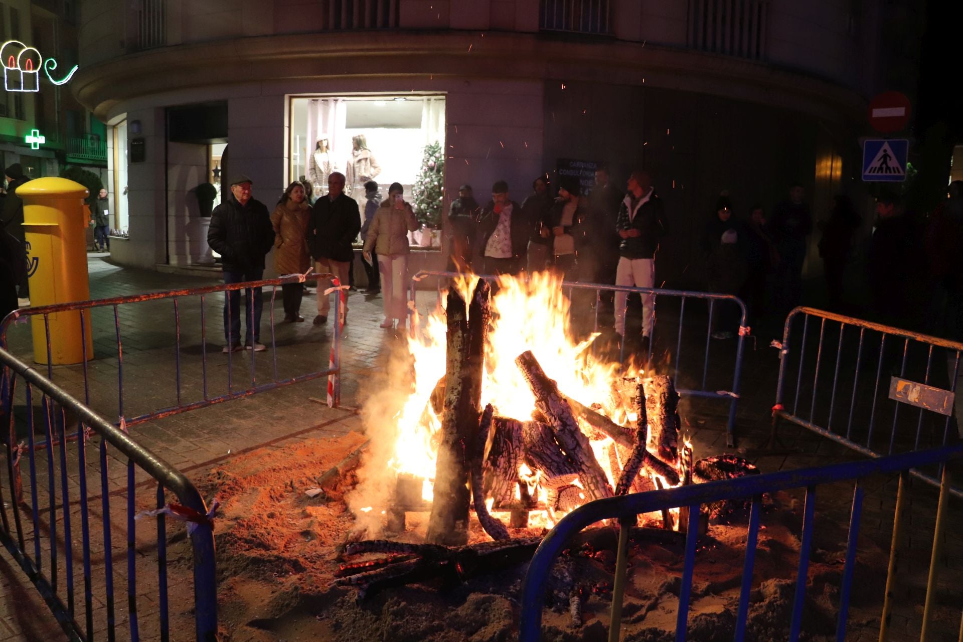 Cientos de vecinos calientan las hogueras de Santa Lucía en Arnedo