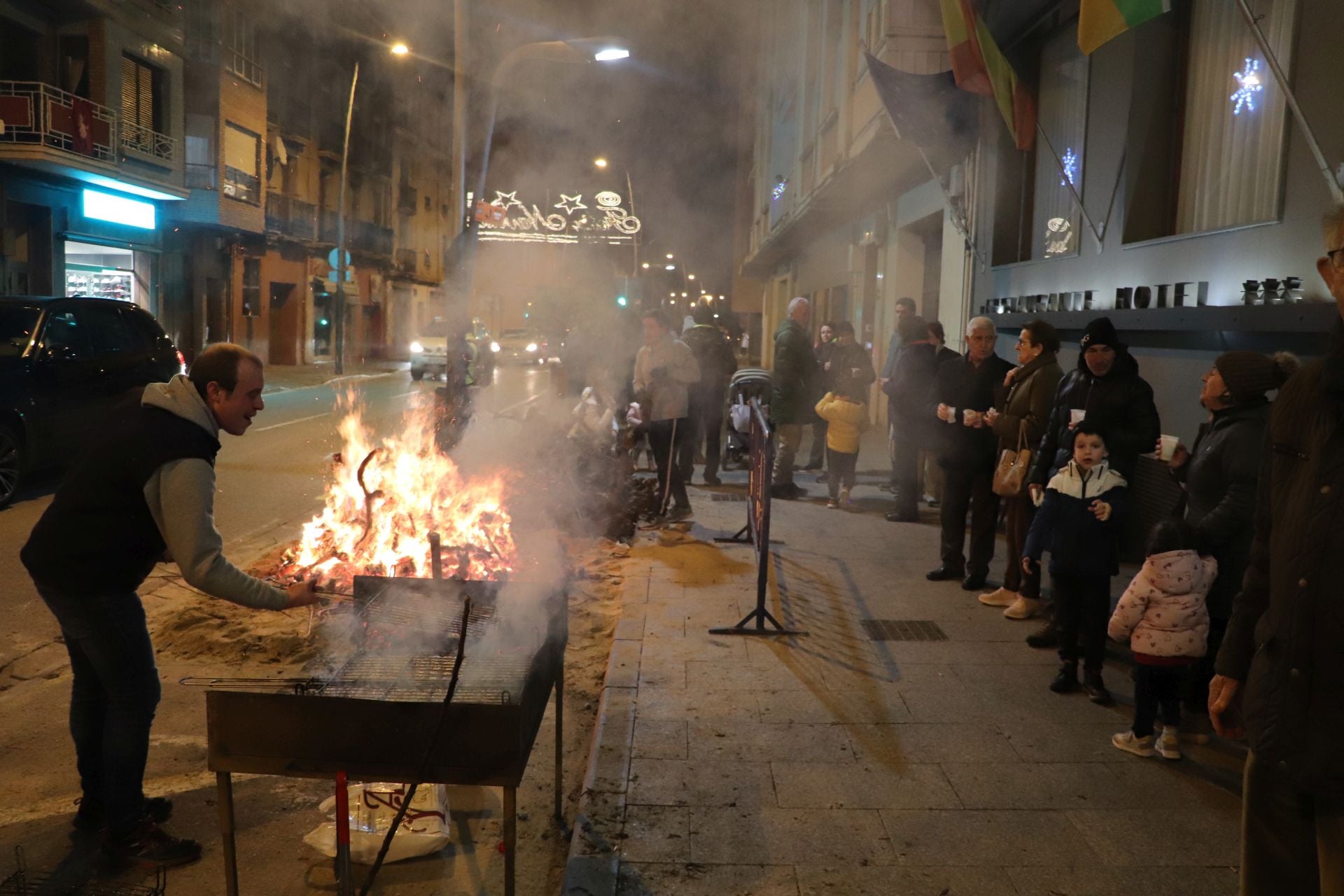 Cientos de vecinos calientan las hogueras de Santa Lucía en Arnedo