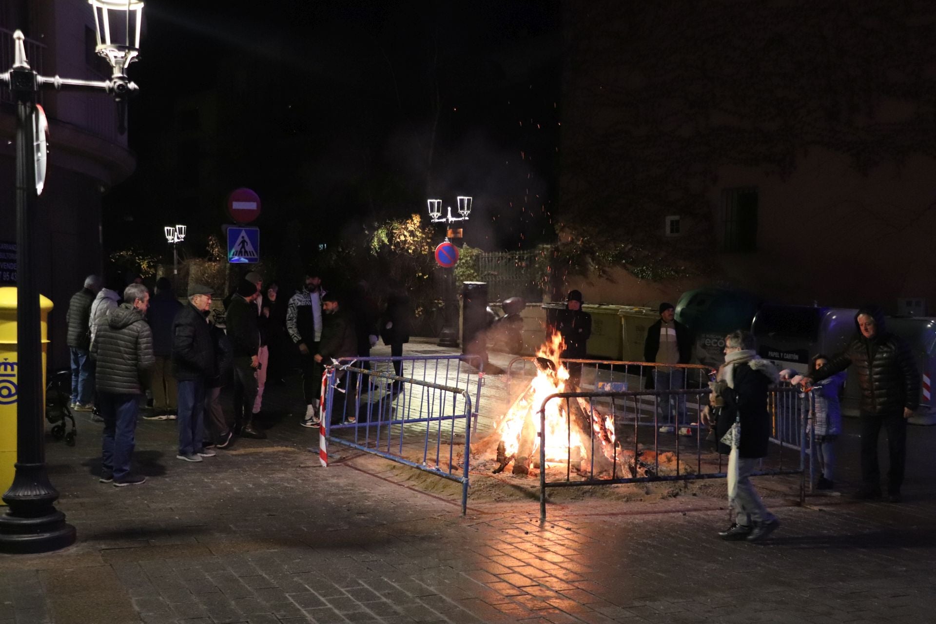 Cientos de vecinos calientan las hogueras de Santa Lucía en Arnedo