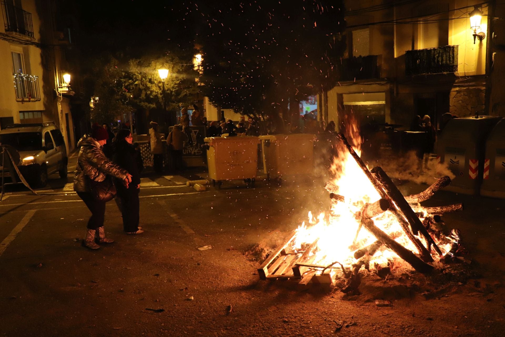 Cientos de vecinos calientan las hogueras de Santa Lucía en Arnedo